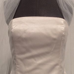 Vintage Vera Wang A-Line Wedding Dress. Size 6 Duchess Satin. White